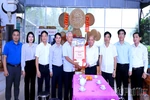 Đồng chí Bùi Đức Hinh - Phó Bí thư Tỉnh ủy, Chủ tịch Uỷ ban MTTQ tỉnh thăm, tặng quà gia đình người có công tại xã Cao Phong