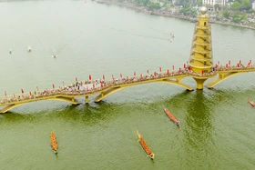 Hấp dẫn ngày hội bơi chải trên Hồ Công viên Văn Lang