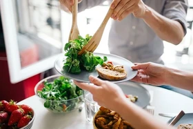 Chế độ ăn chống viêm nên ưu tiên thực phẩm nào?