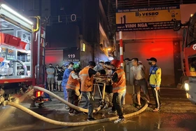 Hà Nội: Cháy lớn ở Trung Kính trong đêm, nhiều người tử vong