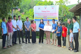Trao vốn hỗ trợ sinh kế cho người khuyết tật