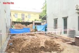 Phát hiện bom khi đào đất làm nhà tại thị trấn Lâm Thao