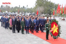 Dâng hoa tưởng niệm các Anh hùng liệt sĩ nhân dịp Tết Nguyên Đán Ất Tỵ 2025