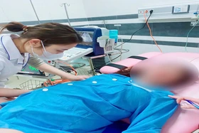 Cấp cứu kịp thời sản phụ mang thai đôi “đẻ rơi” tại nhà