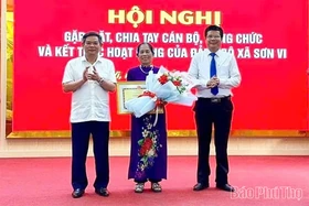 Những “bông hoa” làm theo Bác