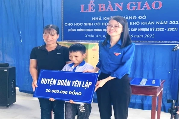 Trao nhà Khăn quàng đỏ cho thiếu nhi có hoàn cảnh khó khăn
