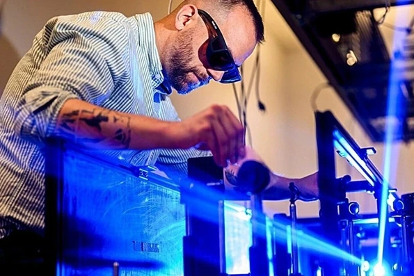 Tìm ra vật liệu lượng tử giúp máy tính, điện thoại nhanh hơn 1.000 lần