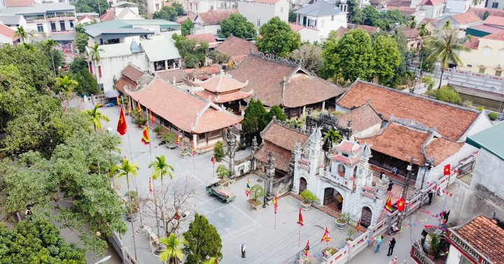 Khách quốc tế thích thú trải nghiệm du lịch làng cổ Hùng Lô