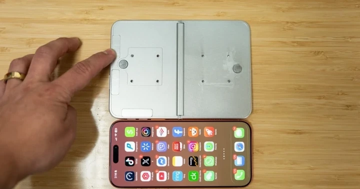 Mô hình iPhone gập so dáng cùng thiết bị Apple